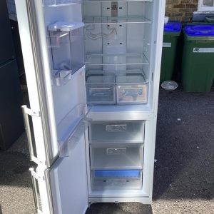 Fridge/Freezer – over 5 ft (2.A) – FFUL1812 – Hotpoint / . / . / .