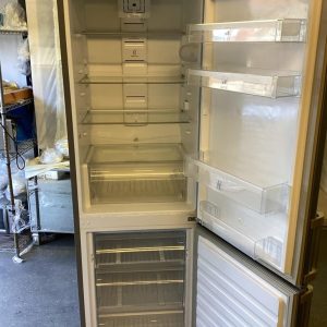 Fridge/Freezer – over 5 ft (3.A1) – WBE33752